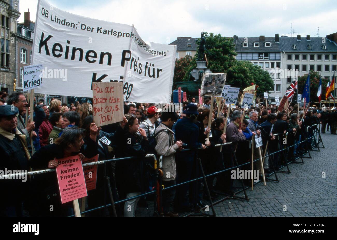 Protestkundgebung vor dem Rathaus anläßlich der Verleihung des Karlspreises der Stadt Aachen an Tony Blair am 13. Maggio 1999. Foto Stock