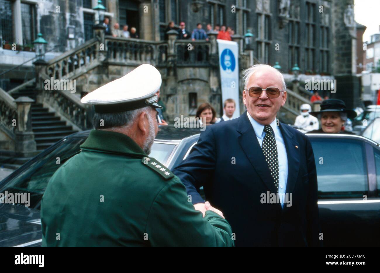 Bundespräsident Roman Herzog bedankt sich bei einem Polizisten vor dem Rathaus anläßlich der Verleihung des Karlspreises der Stadt Aachen an Tony Blair am 13. Maggio 1999. Foto Stock