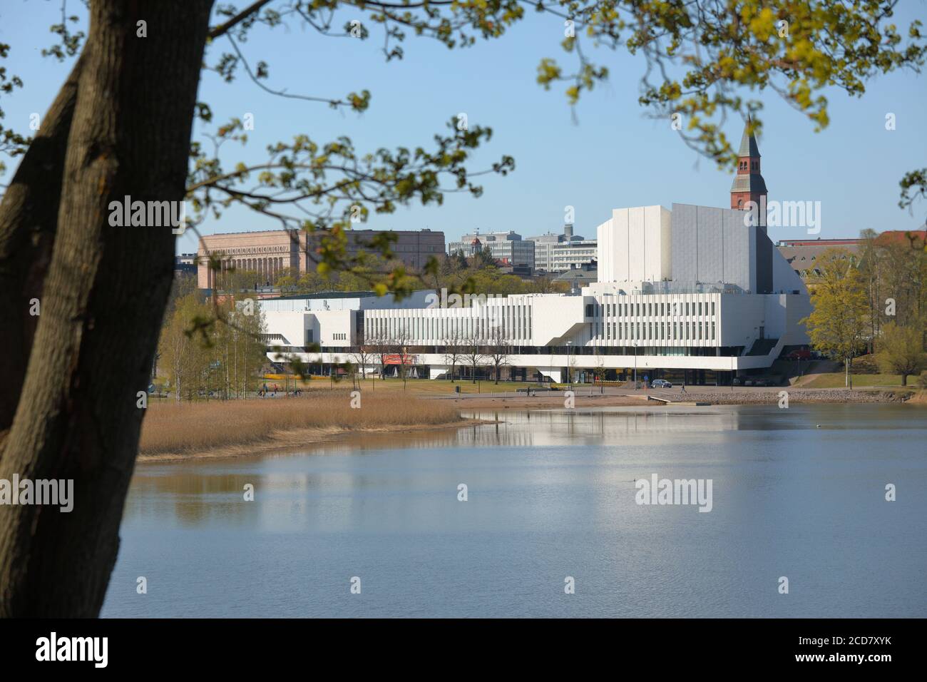 Finlandia Hall edificio sulla riva del lago, Helsinki, Finlandia Foto Stock