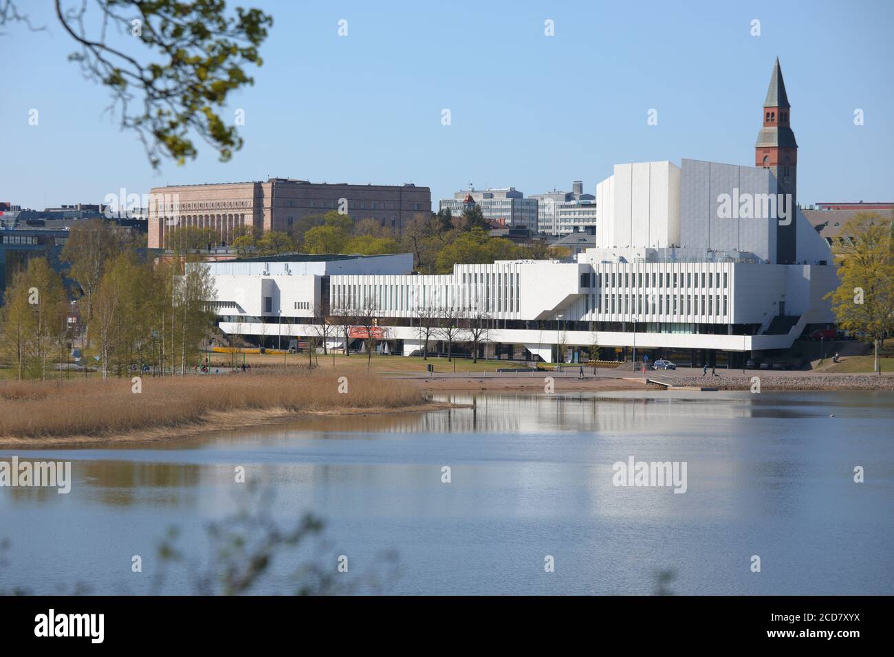 Finlandia Hall edificio sulla riva del lago, Helsinki, Finlandia Foto Stock