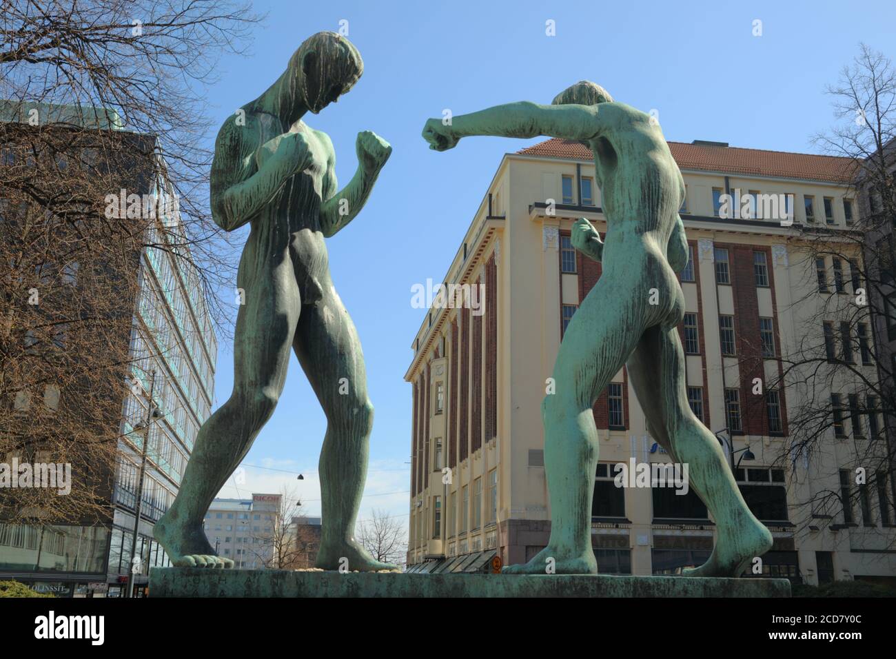 Statua "i Boxers" dell'artista finlandese Johannes Haapasalo nel Parco Paasivuori, Siltasaari, Helsinki, Finlandia. La statua fu installata nel 1932 Foto Stock