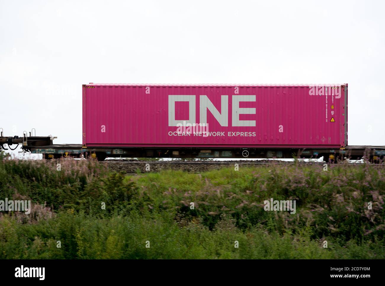 Container per spedizioni Ocean Network Express su un treno freightliner, Warwickshire, Regno Unito Foto Stock