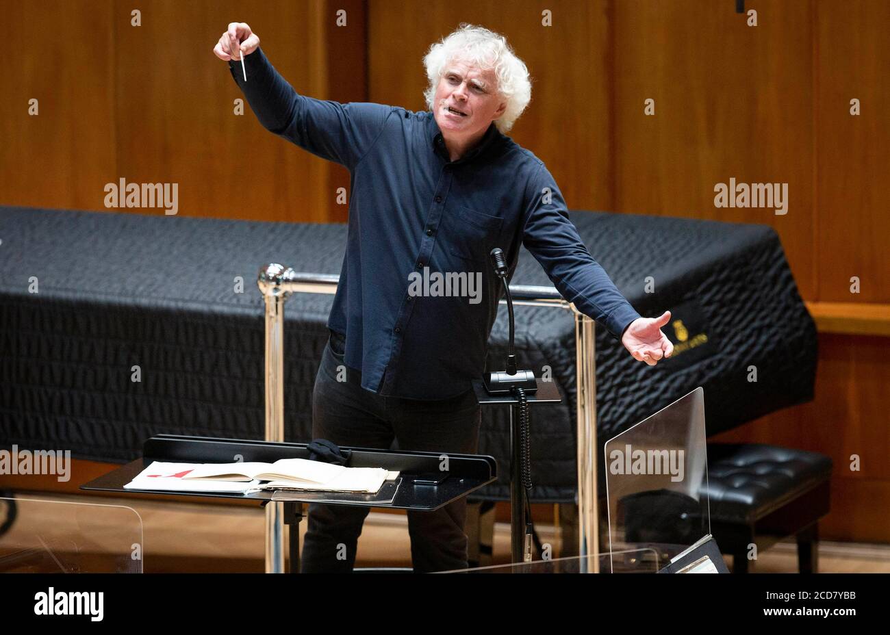 USO EDITORIALE SOLO Sir Simon Rpicle suona con la London Symphony Orchestra all'LSO St Luke's di Londra per la prima volta da marzo 2020, in preparazione di un concerto della BBC Proms domenica 30 agosto. Foto Stock