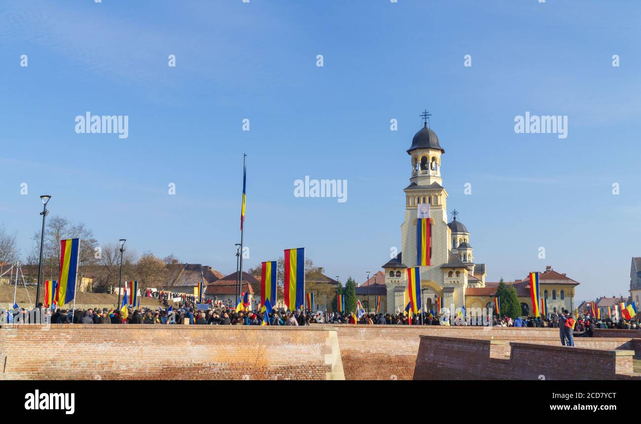 Alba Iulia, Romania - 01.12.2018: Bandiere rumene adornano tutto il giorno nazionale della Romania Foto Stock