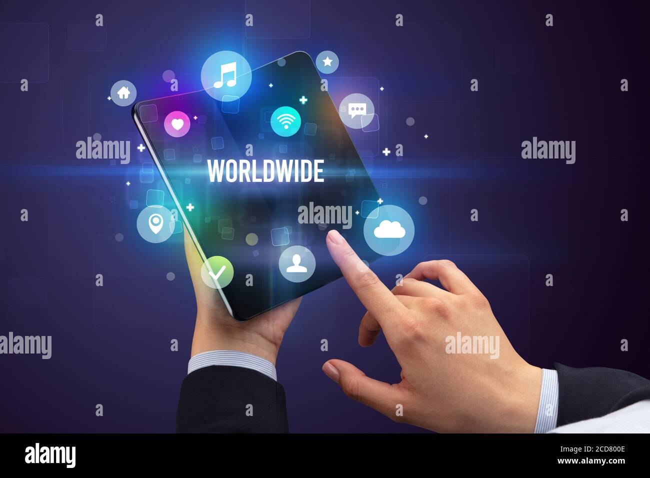 Imprenditore tenendo un pieghevole con lo smartphone in tutto il mondo iscrizione, social media concept Foto Stock