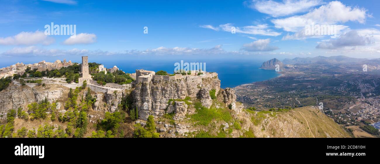 Il Castello di Venere a Erice con vista verso il mare, provincia di Trapani, Sicilia Foto Stock