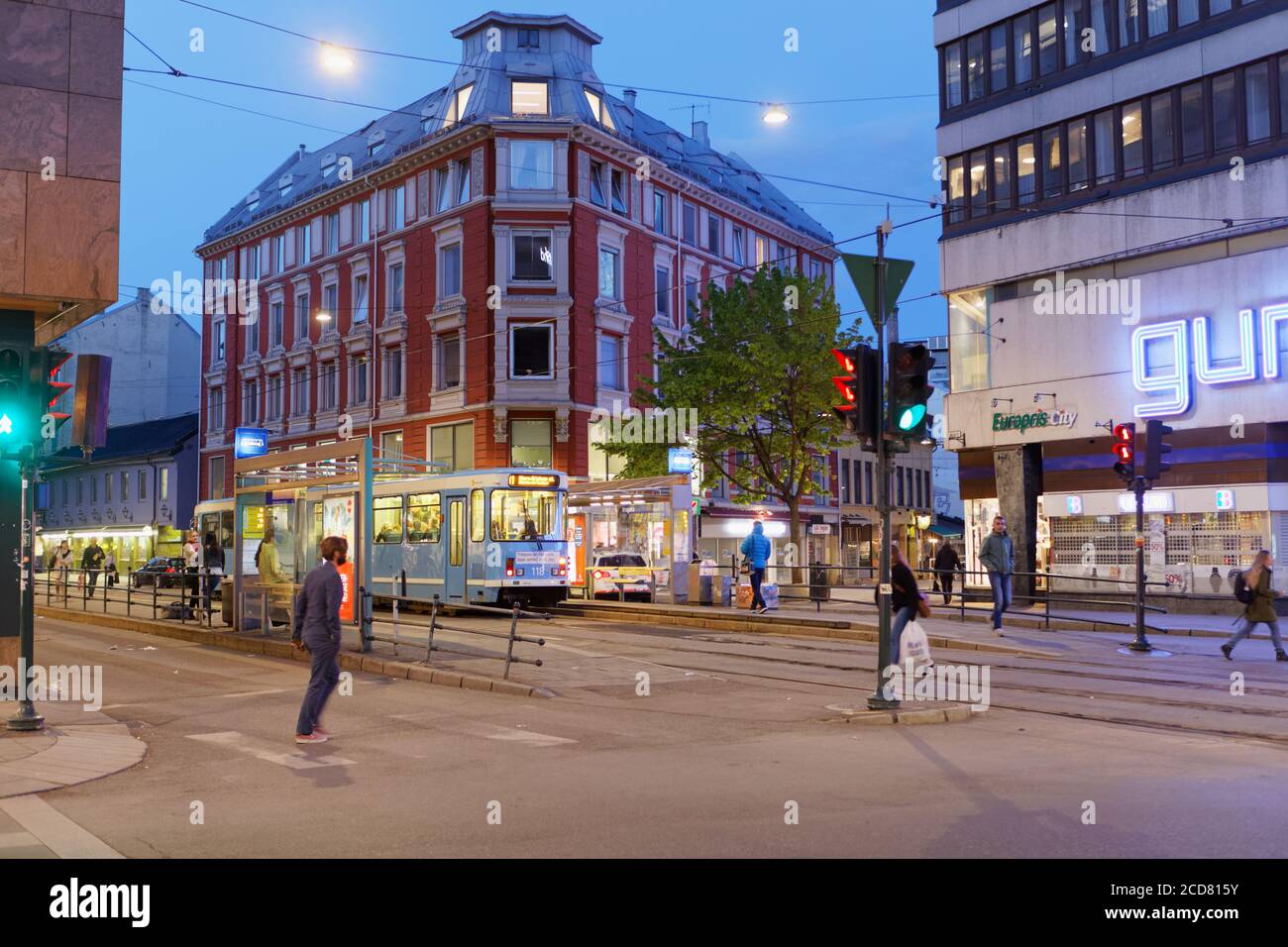 Fermata del tram Brugata presso il centro commerciale Gunerius di Oslo, Norvegia Foto Stock