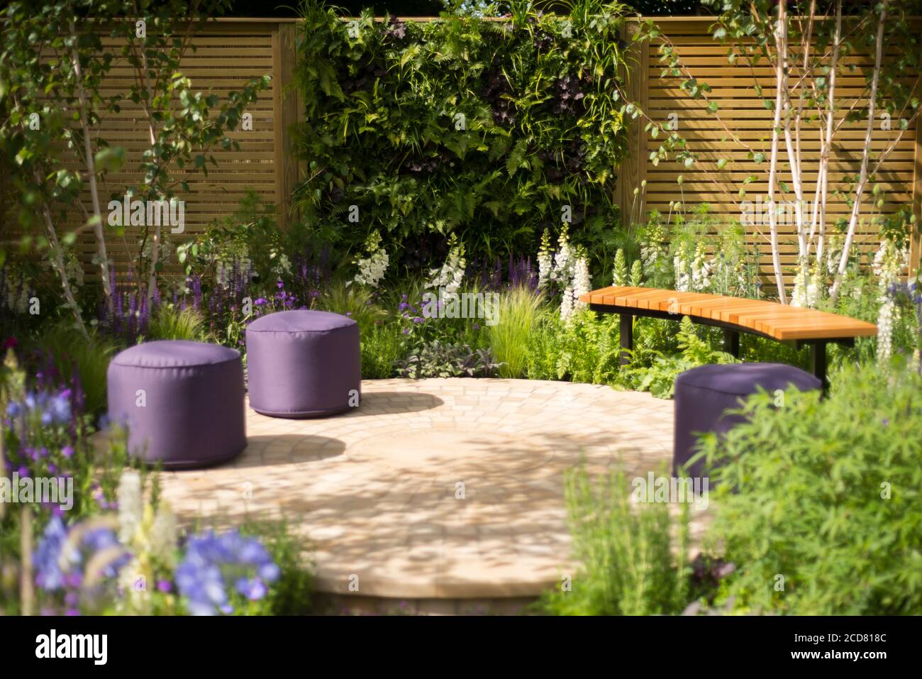 AREA SALOTTO NEL GIARDINO DELLO SPETTACOLO ‘IL BENESSERE DELLE DONNE’ PROGETTATO DA CLAIRE MORENO, AMY ROBERTSON E WENDY VON BUREN AL RHS HAMPTON COURT PALACE Foto Stock