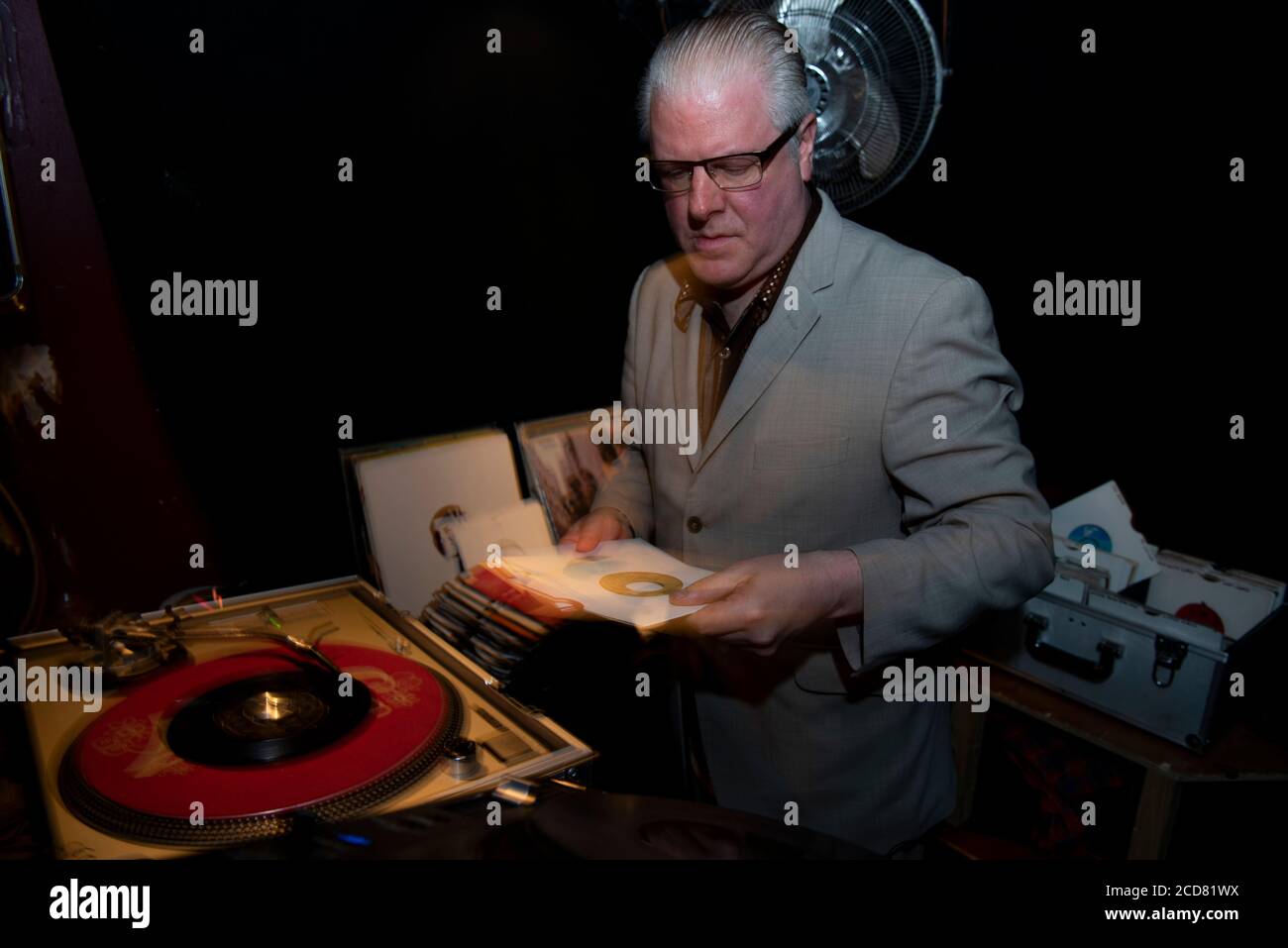 DJ Chico Malo su Technics 1210 deck e Pioneer sound mixer console, Smokestack Club, Leeds, West Yorkshire UK 2017 Foto Stock