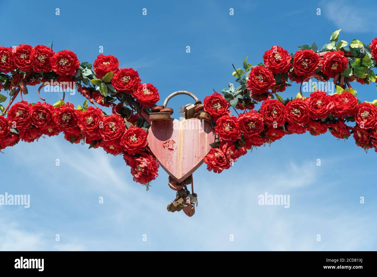 lucchetto simbolico a forma di cuore su un cielo limpido, amore eterno e concetti simbolici o idee di romanticismo. Foto Stock