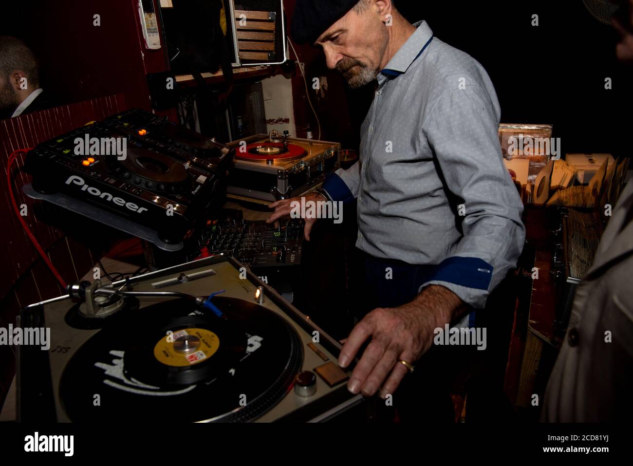 DJ Mike Eastwood su Technics 1210 deck e Pioneer sound mixer console, Smokestack Club, Leeds, West Yorkshire UK 2017 Foto Stock