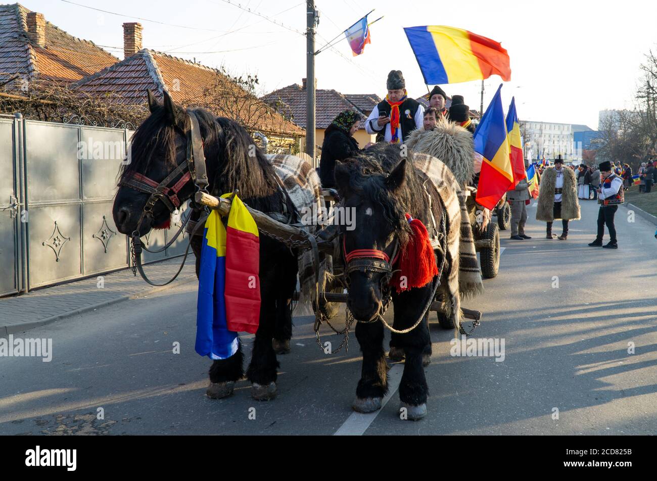 Alba Iulia, Romania - 01.12.2018: Carrozza con persone vestite di abiti tradizionali rumeni in attesa di partecipare alla processione Foto Stock