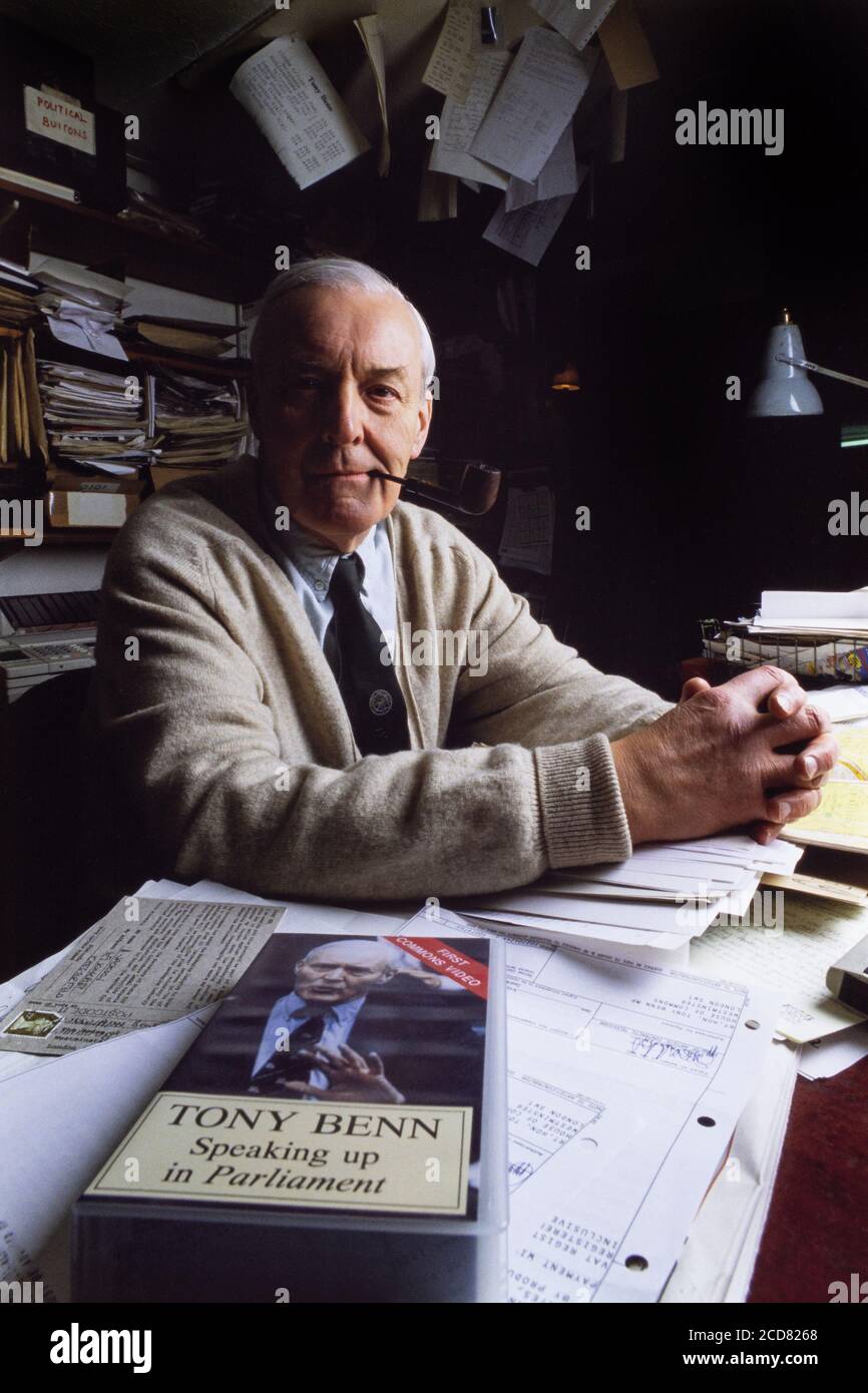 Tony Benn MP nel suo ufficio e archivio a casa sua in Holland Park, a ovest di Londra. 06 dicembre 1993. Foto: Neil Turner Foto Stock