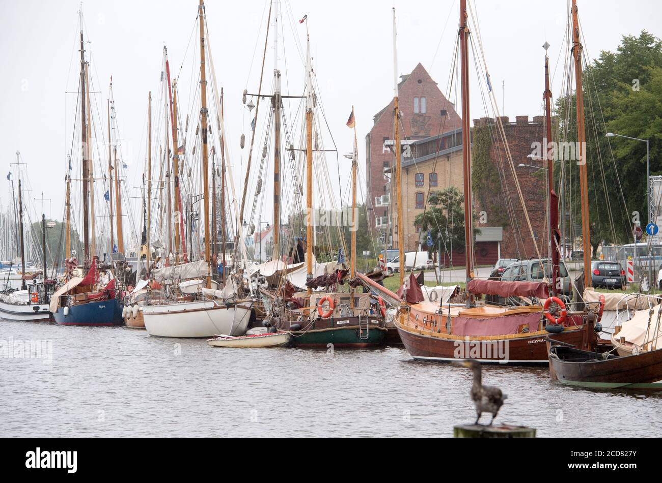 Greifswald, Germania. 27 Agosto 2020. Nel porto dei musei sul fiume Ryck, le navi tradizionali si trovano in acqua. Il clima nella Germania settentrionale resterà instabile nei prossimi giorni. Credit: Stefan Sauer/dpa-Zentralbild/ZB/dpa/Alamy Live News Foto Stock