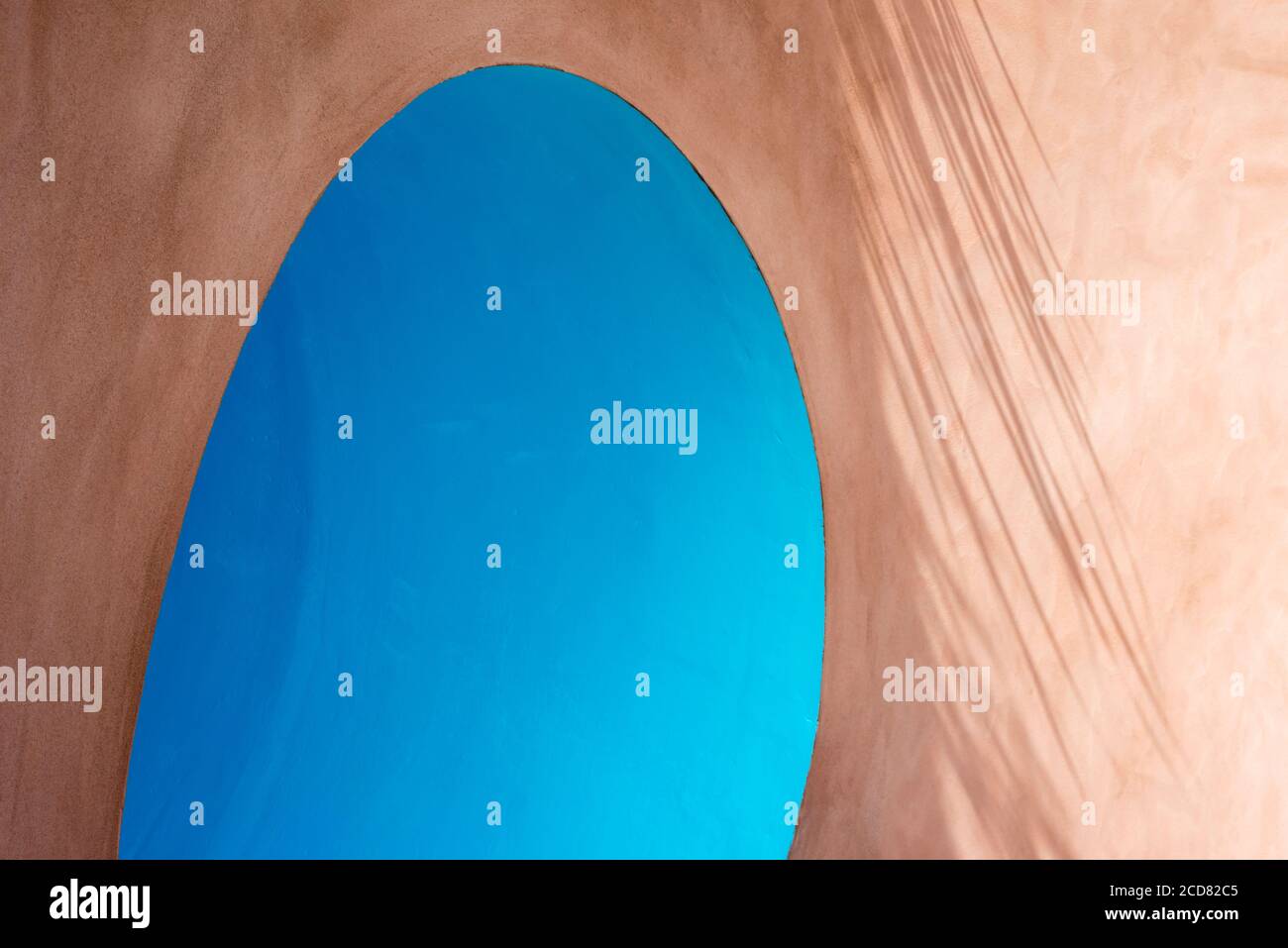 L'ACQUA PRESENTA DETTAGLI E OMBRE NEL GIARDINO SPETTACOLO ‘SABO: IL CERCHIO DELLA VITA’ PROGETTATO DA STEFANO PASSEROTTI AL RHS HAMPTON COURT PALACE FLOWER Foto Stock