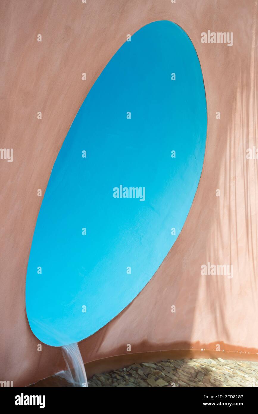 L'ACQUA PRESENTA DETTAGLI E OMBRE NEL GIARDINO SPETTACOLO ‘SABO: IL CERCHIO DELLA VITA’ PROGETTATO DA STEFANO PASSEROTTI AL RHS HAMPTON COURT PALACE FLOWER Foto Stock