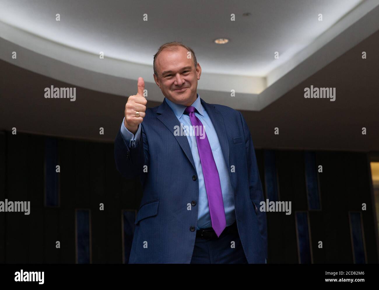 Londra, Regno Unito. 27 Agosto 2020. Sir ed Davey dà i pollici in su dopo che è stato eletto come nuovo capo. Sir ed Davey è eletto leader del partito liberaldemocratico. Ha ottenuto il 63.5% dei voti battendo il compagno concorrente Layla Moran. Risultato del candidato alla leadership liberal-democratica. Credit: Tommy London/Alamy Live News Foto Stock