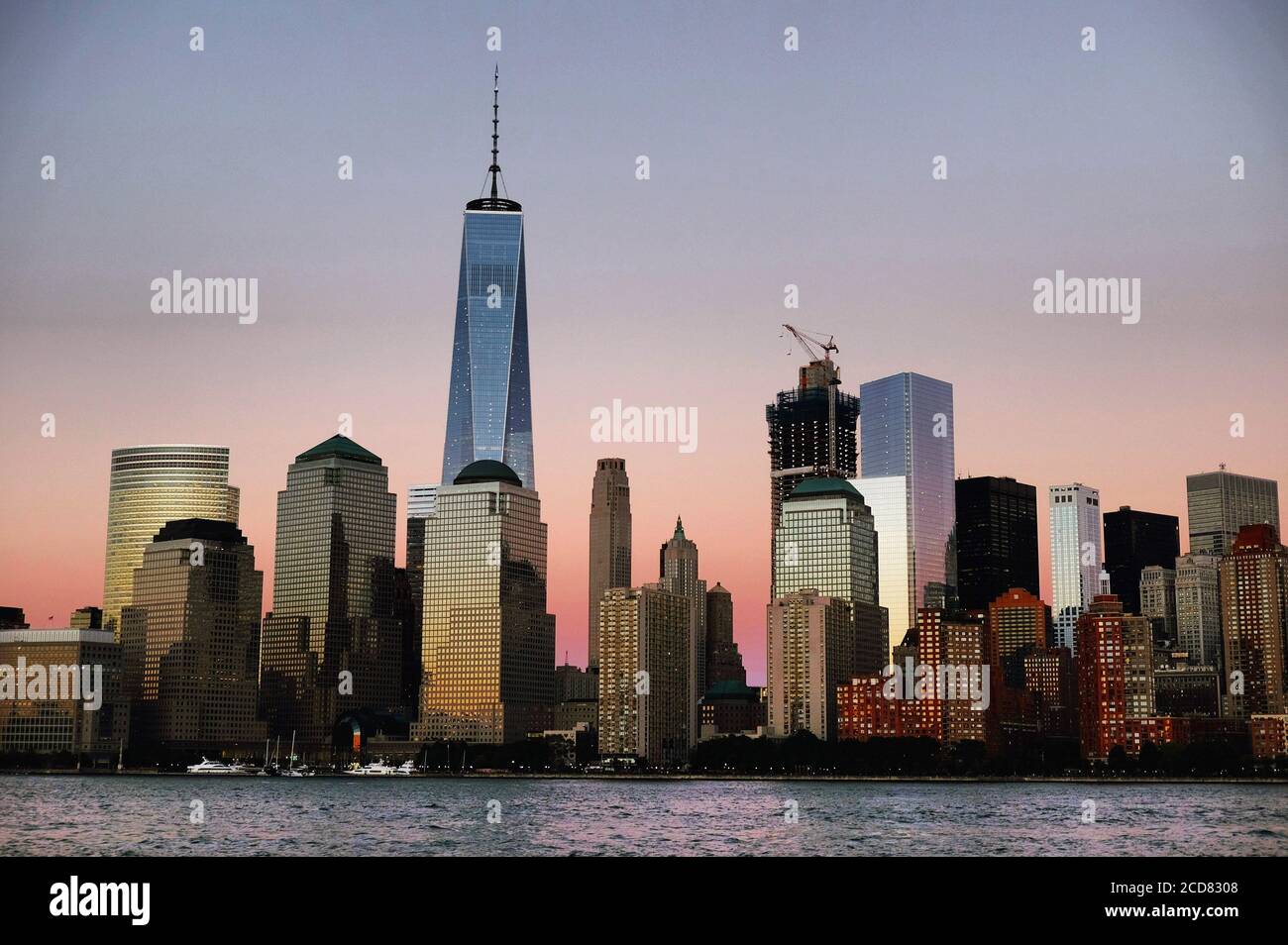 Lo skyline di Manhattan visto dal fiume Hudson al tramonto Foto Stock