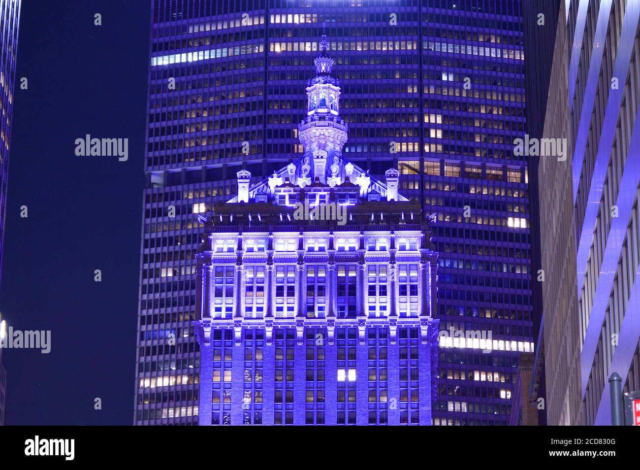 L’edificio Helmsley di New York è stato illuminato di viola in onore del centenario del suffragio nella Giornata dell’uguaglianza delle donne (26 agosto 2020). Foto Stock