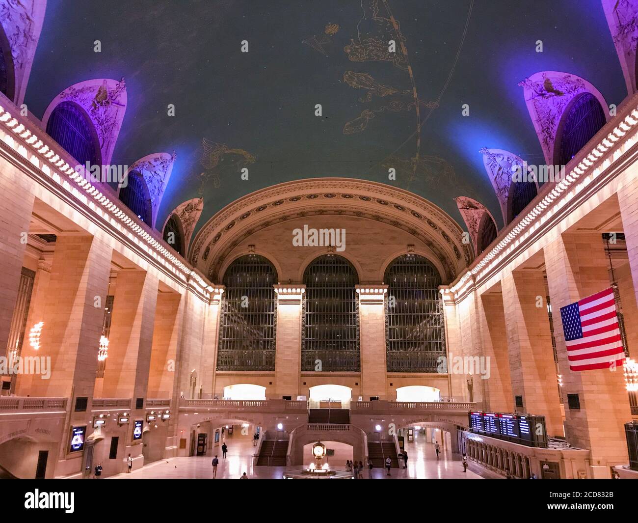 Il Grand Central di New York City è stato illuminato di viola in onore del centenario del suffragio nella Giornata dell’uguaglianza delle donne (26 agosto 2020). Foto Stock