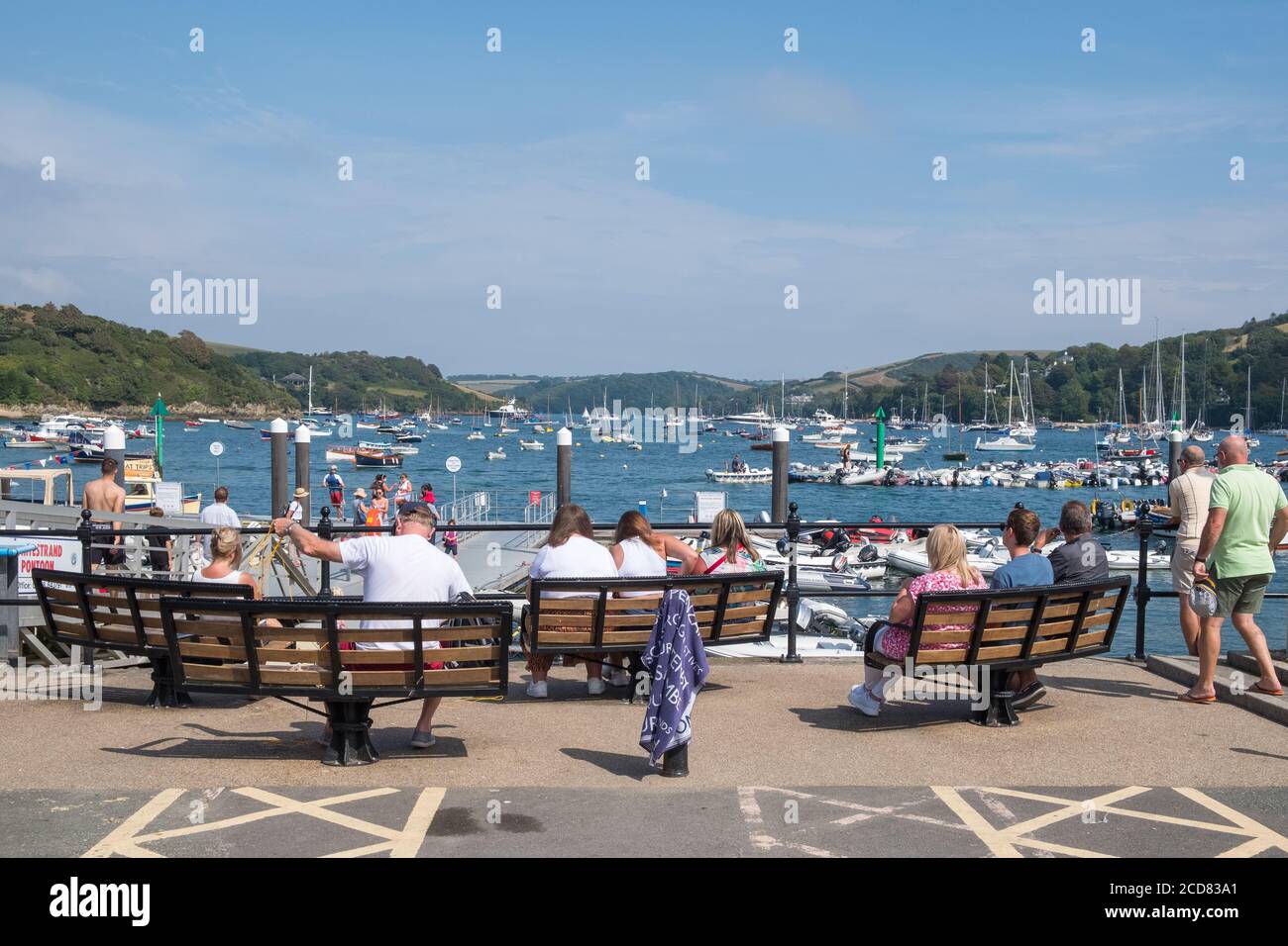 Turisti e visitatori che godono del sole estivo a Whitestrand a Salcombe, South Hams, Devon, UK Foto Stock