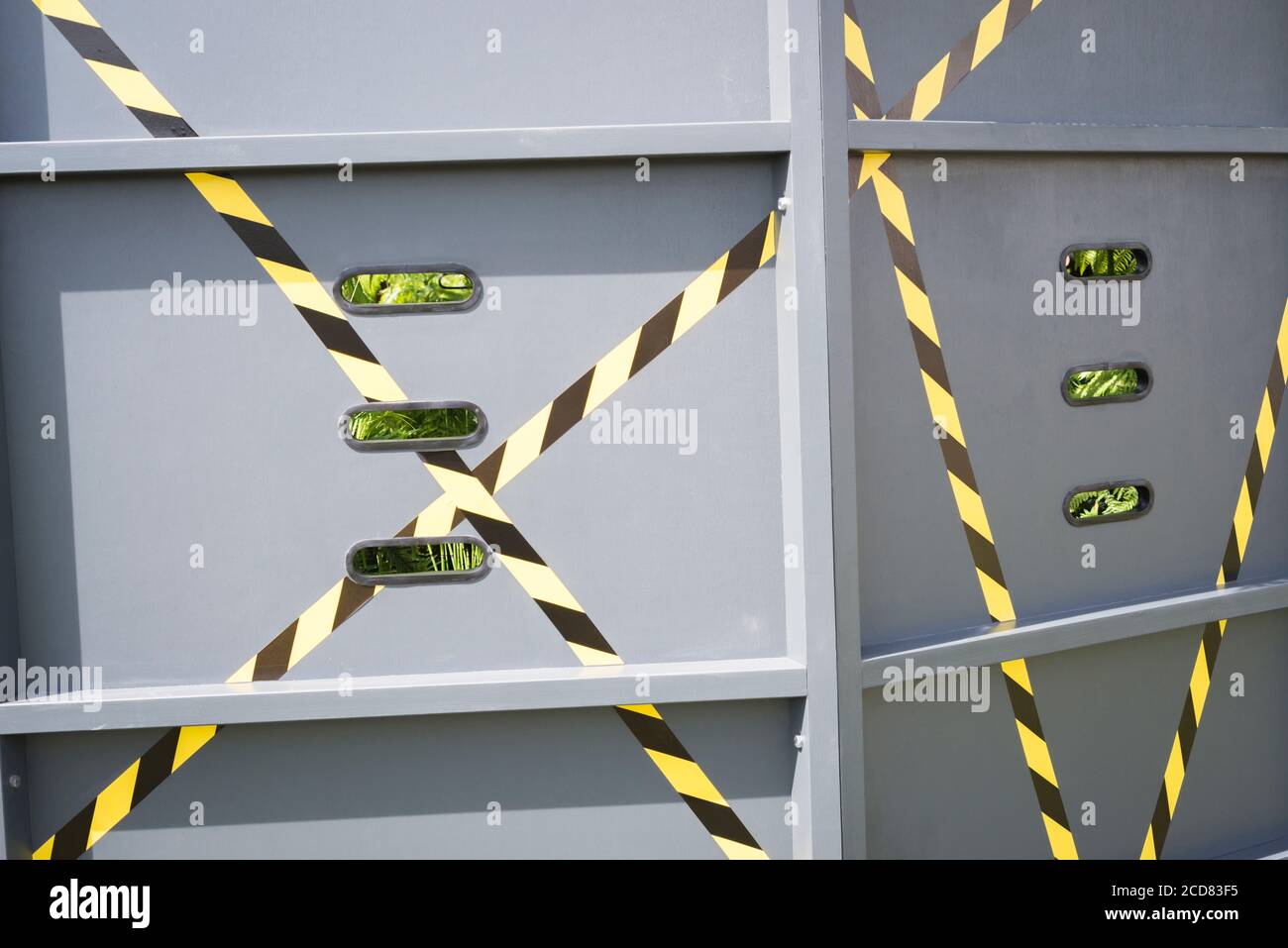 GUARDANDO ATTRAVERSO LO SPETTACOLO GIARDINO ‘LA VISIONE INTELLIGENTE GIARDINO’ AVERE LA VISIONE DI VEDERE OLTRE LA MALATTIA MENTALE, PROGETTATO DA STEVE SMITH AL RHS HAMP Foto Stock