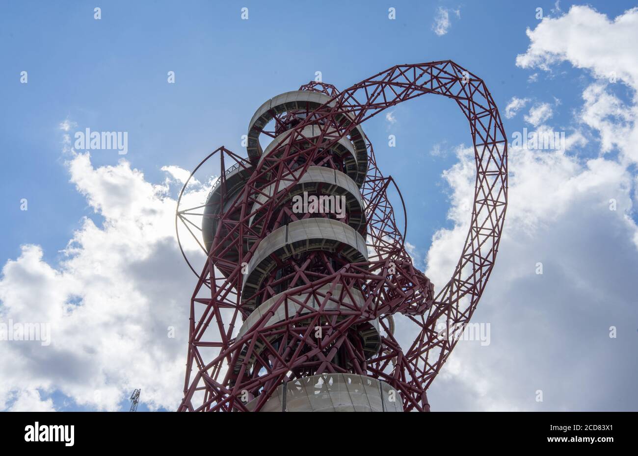 Guardando in alto alla torre di osservazione Orbit a Stratford in una giornata di sole. Londra Foto Stock