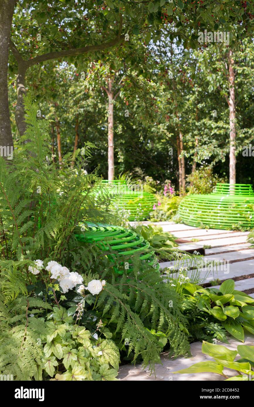 AREA SALOTTO NEL GIARDINO DELLO SPETTACOLO ‘IL GIARDINO DELL'EREDITÀ MACMILLAN’ PROGETTATO DA ANN-MARIE POWELL AL RHS HAMPTON COURT PALACE SPETTACOLO DI FIORI 2015 Foto Stock