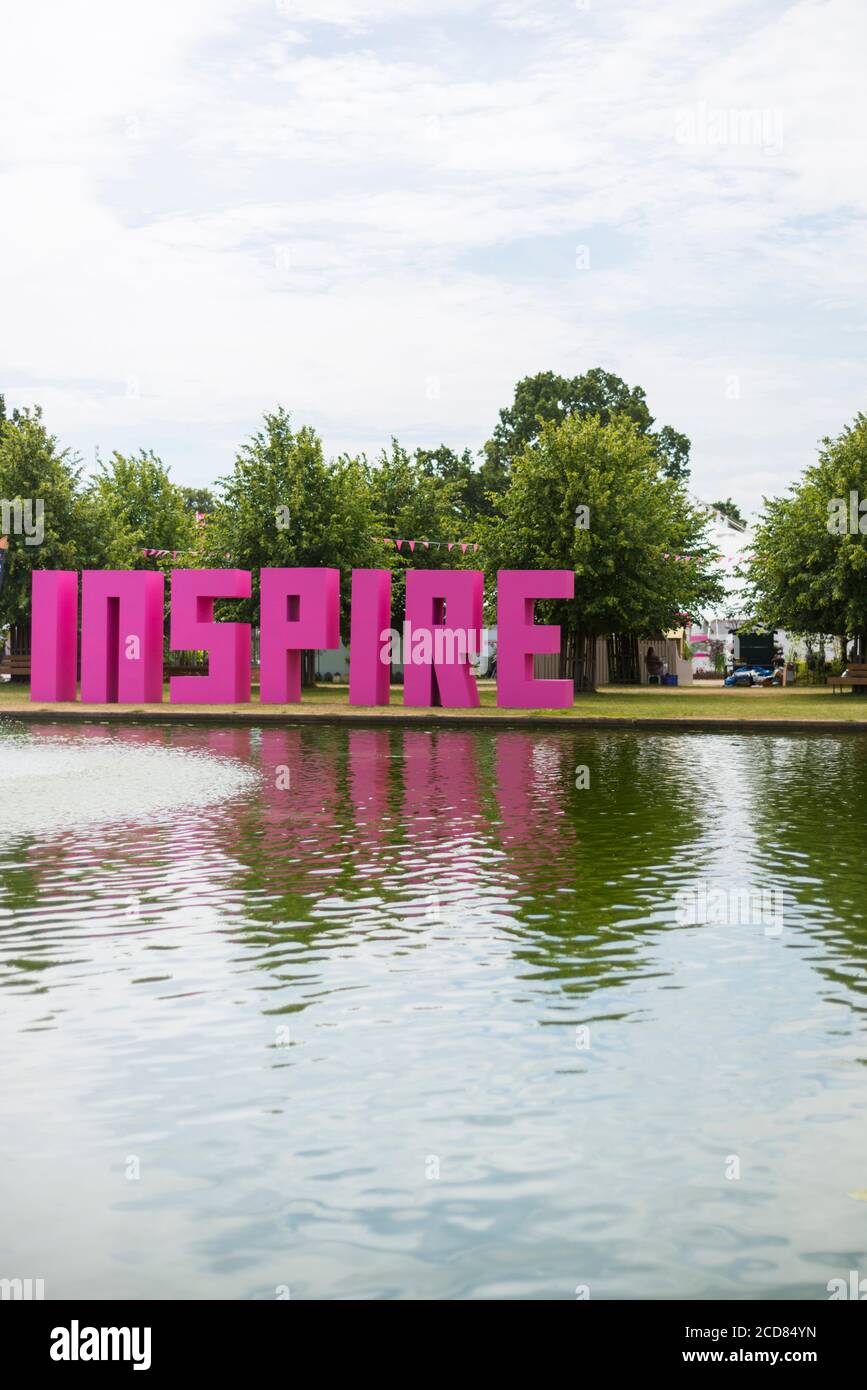 "INSPIRE" IN GRANDI BLOCCHI DI LETTERE ACCANTO ALL'ACQUA LUNGA A. LO SPETTACOLO FLOREALE RHS HAMPTON COURT 2015 Foto Stock