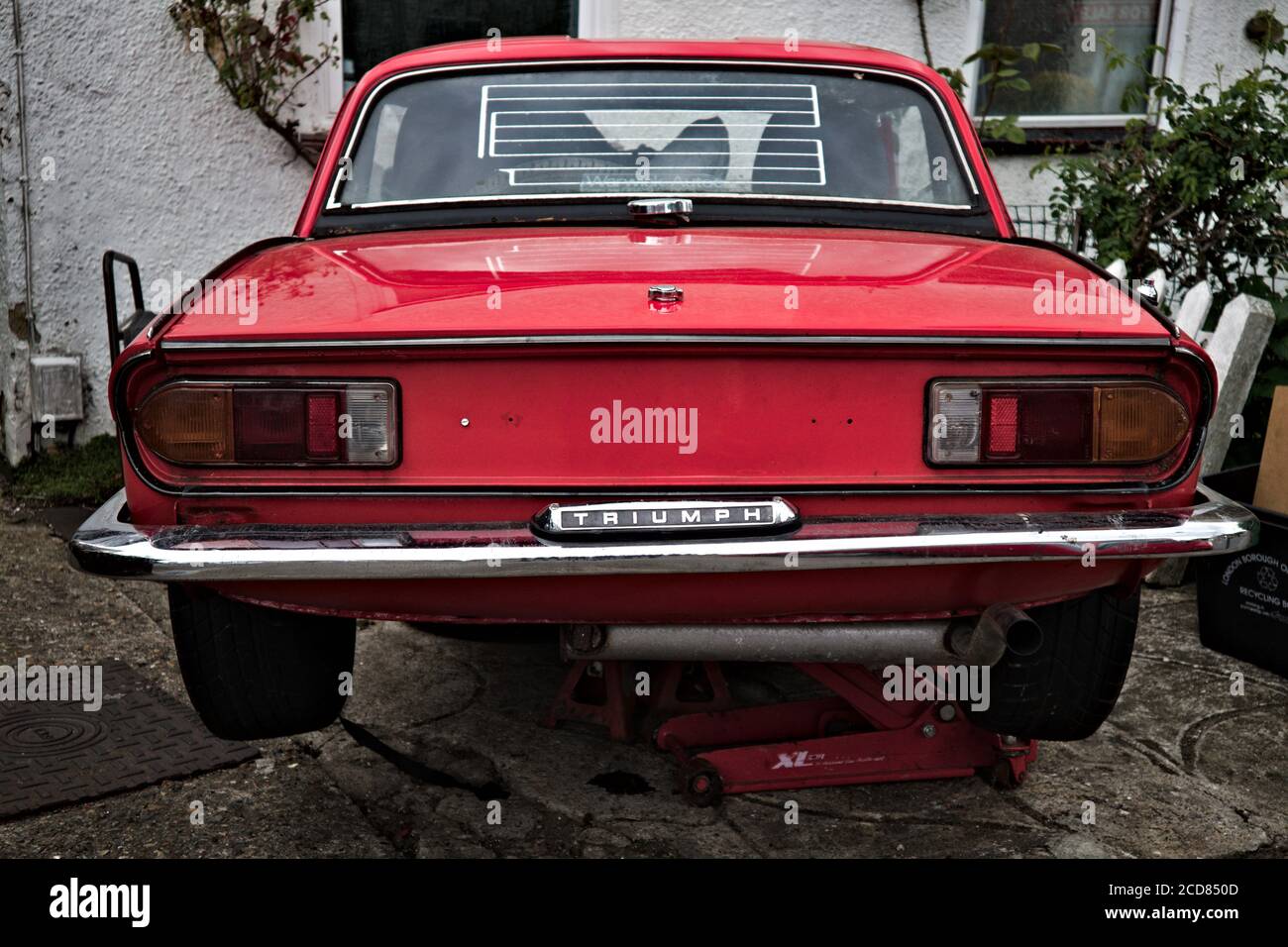 Un'auto Triumph rossa, fotografata a Londra, Inghilterra, Regno Unito. Foto Stock