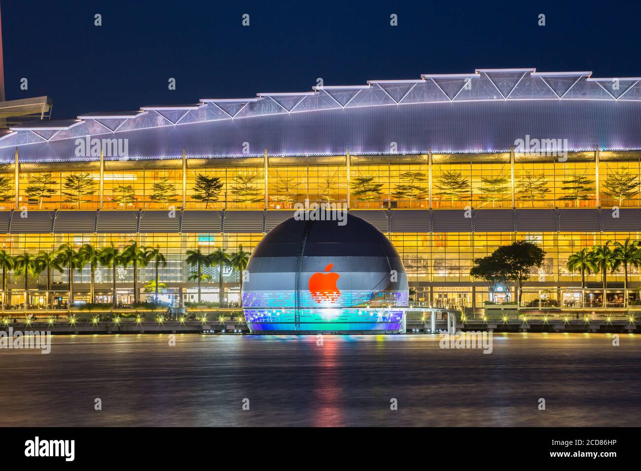 Vista notturna del primo Apple Store galleggiante al mondo a Marina Bay Sands, Singapore. Una meraviglia architettonica per i turisti. Struttura iconica. Foto Stock