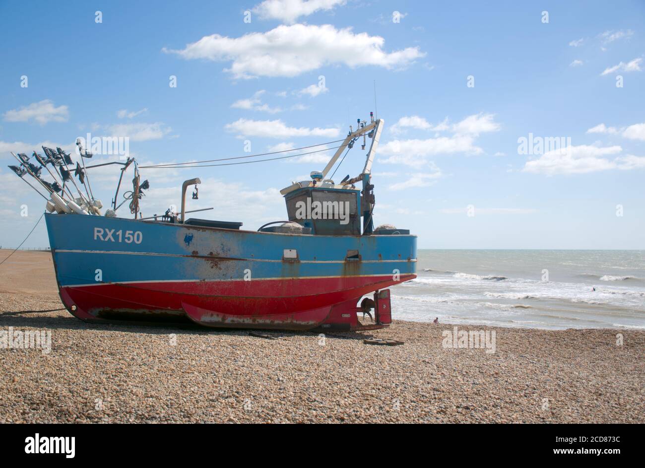 Barca da pesca sulla spiaggia di ciottoli del porto di Hastings, la più grande flotta peschereccia lanciata a terra in Europa. Foto Stock