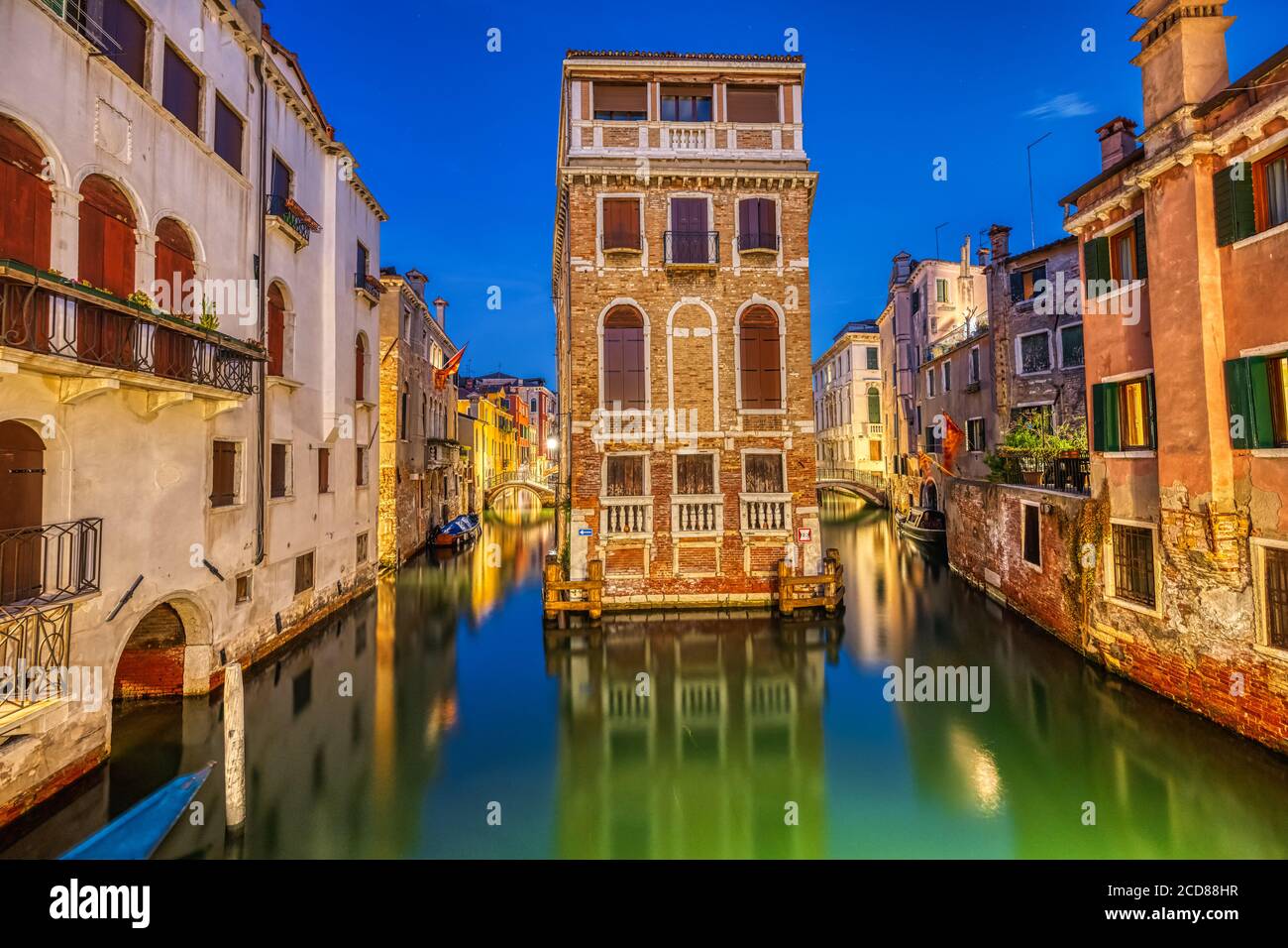 Piccolo canale a Venezia, in Italia, di notte Foto Stock
