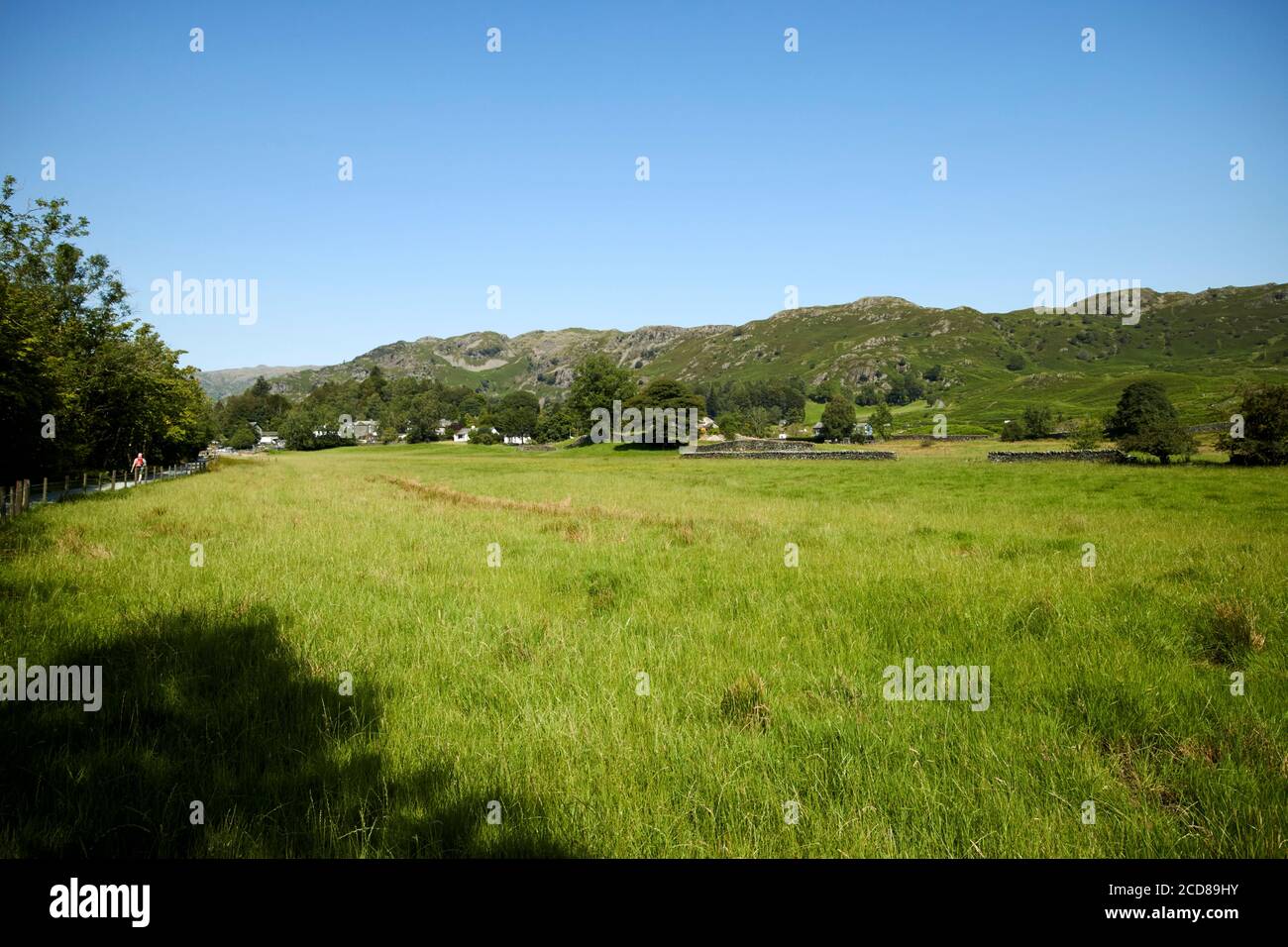 campo aperto con accesso pubblico percorso elterwater lake district inghilterra regno unito Foto Stock