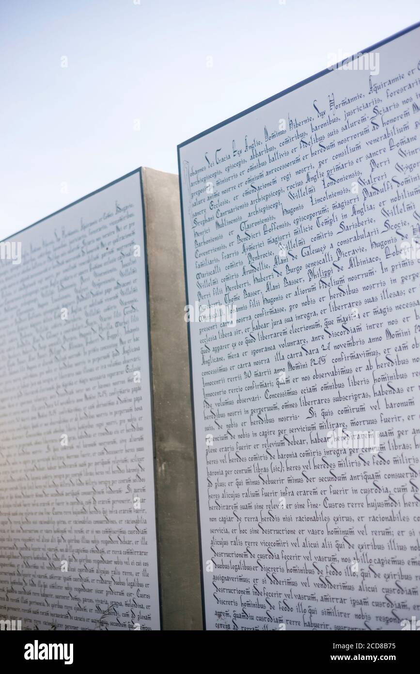 LA MAGNA CARTA INCISA SU PANNELLI DI PIETRA PRESSO IL GIARDINO AMNESTY INTERNATIONAL MAGNA CARTA 800 DI HAMPTON COURT FLOWERSHOW PROGETTATO DA FREDERIC WHYTE. Foto Stock