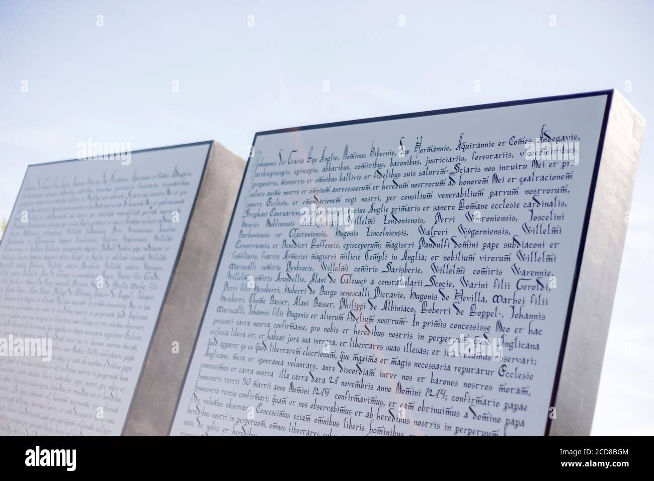 LA MAGNA CARTA INCISA SU PANNELLI DI PIETRA PRESSO IL GIARDINO AMNESTY INTERNATIONAL MAGNA CARTA 800 DI HAMPTON COURT FLOWERSHOW PROGETTATO DA FREDERIC WHYTE. Foto Stock