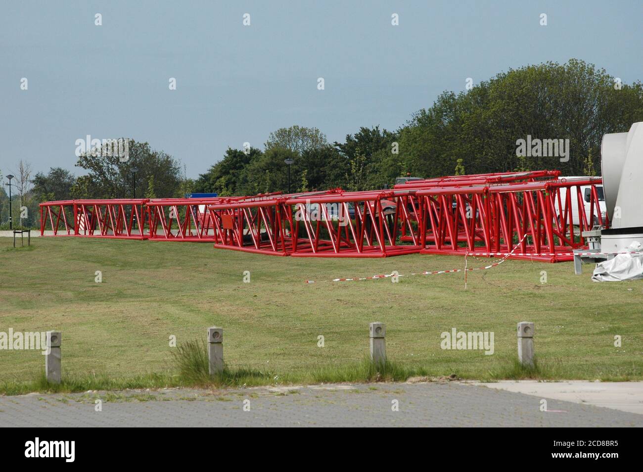 Parti di una gigantesca gru da costruzione per la costruzione di un vento turbina Foto Stock