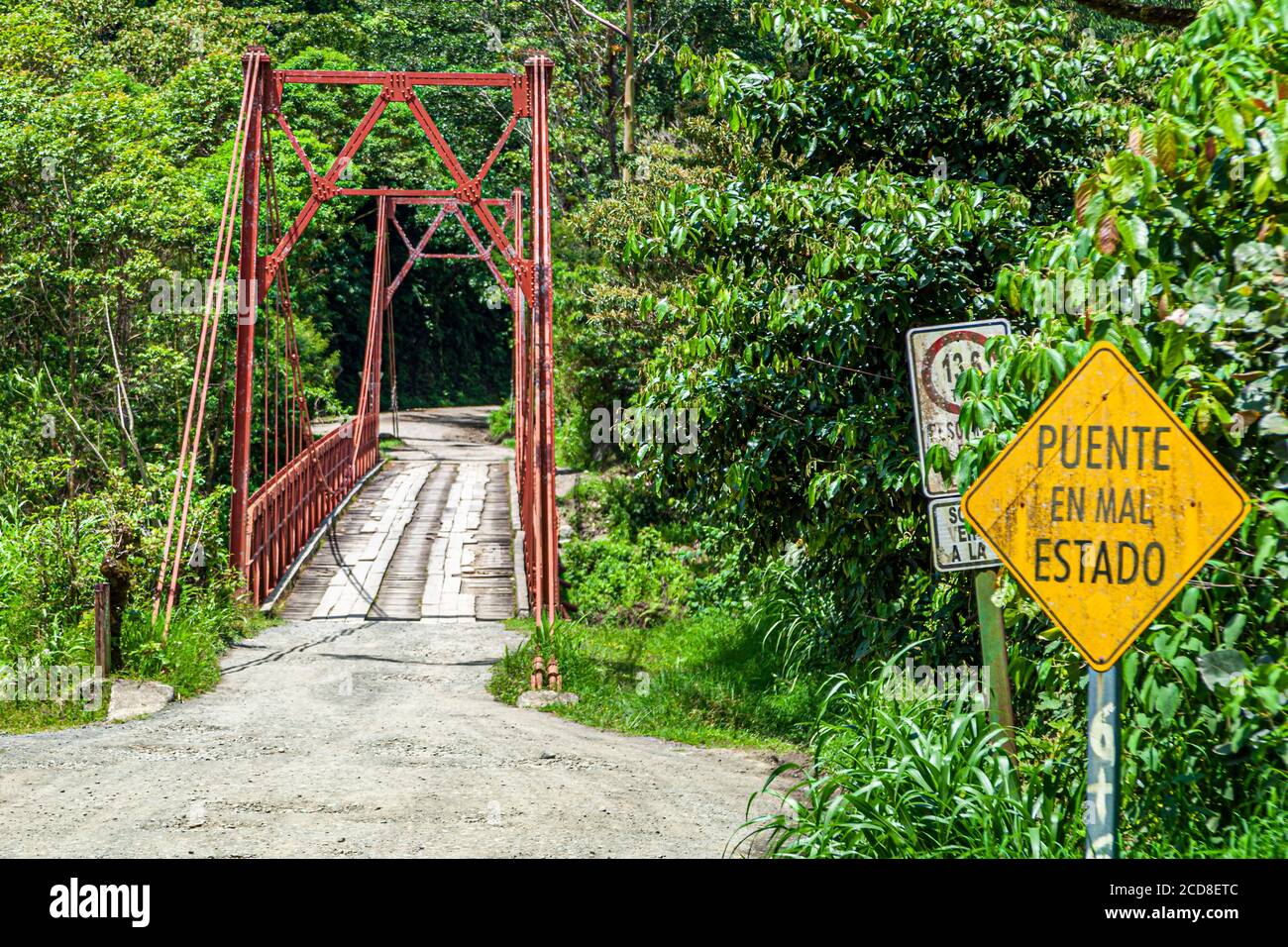 Ponte dilapido al Parco Nazionale di Tapanti vicino Orosi, Costa Rica Foto Stock