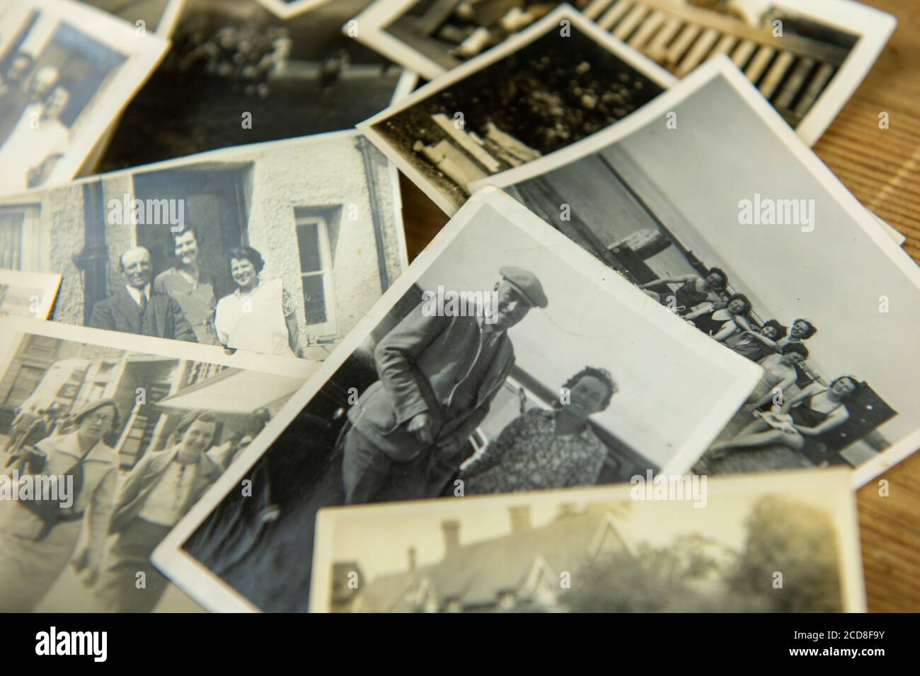 Vecchia famiglia seppia phots appartamento layed sul tavolo da 20s, 30s, 40s, mostrando ascendenza familiare Foto Stock