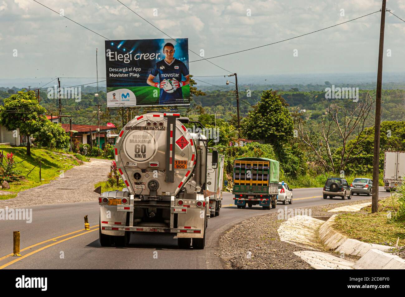 Portiere nazionale Keylor Navas su un poster Movistar Telekom accanto a una strada trafficata vicino a Reventazón, Costa Rica Foto Stock