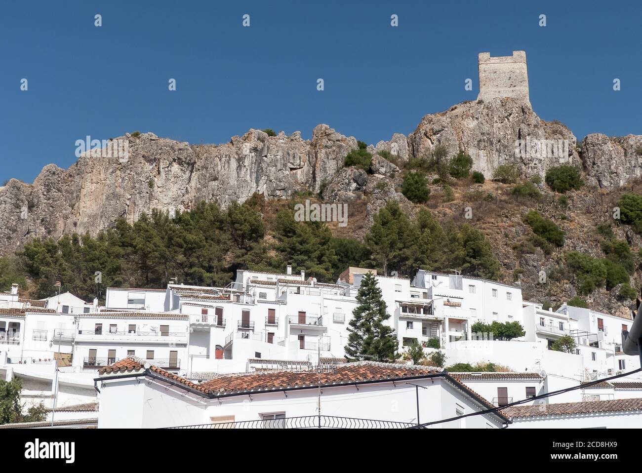 Andalucia in Spagna: Il bel pueblo blanco di Zahara de la Sierra, e la Torre del Homenaje (Torre di Tribute) Foto Stock