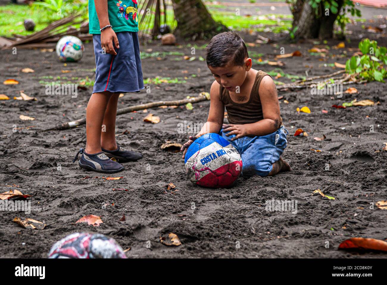 Bambini locali che giocano al Biosphere Citizen Scientist Project Camp per salvare le tartarughe marine a Reventazón, Costa Rica Foto Stock