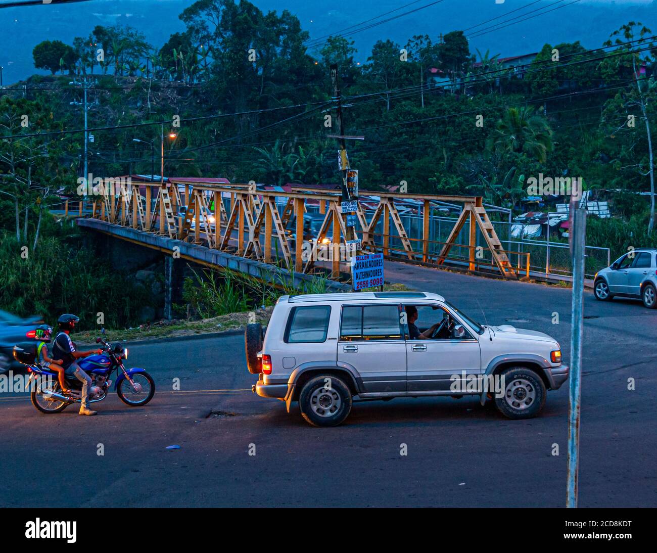 Traffico serale su un ponte in Costa Rica rurale Foto Stock