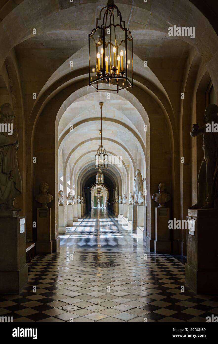 Corridoio ad arco con statue di marmo nella Reggia di Versailles - Francia Foto Stock