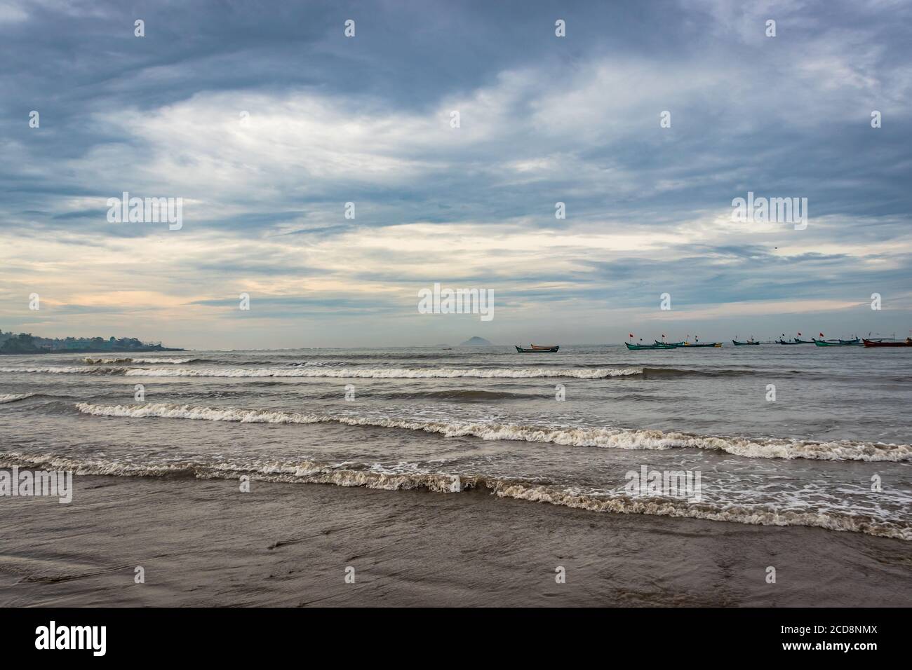 la vista sulla spiaggia con le onde del mare al mattino presto dall'angolo più basso è presa a murdeshwar karnataka india al mattino presto. è molto santo come Foto Stock