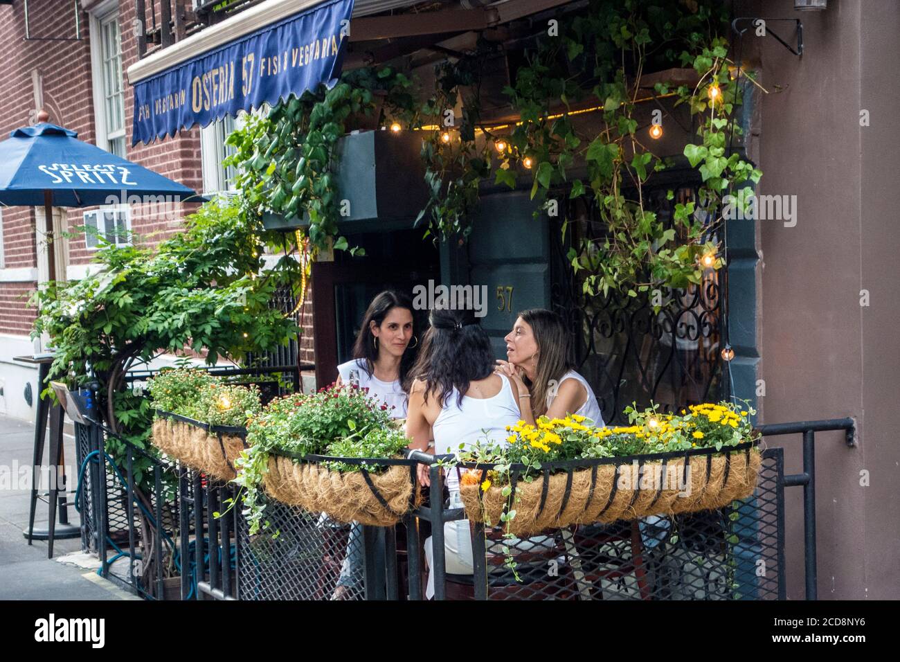 Posti a sedere all'aperto durante la pandemia del Covid 19 al ristorante Osteria 57 sulla 10th Street a Greenwich Village, New York City, NY, USA Foto Stock