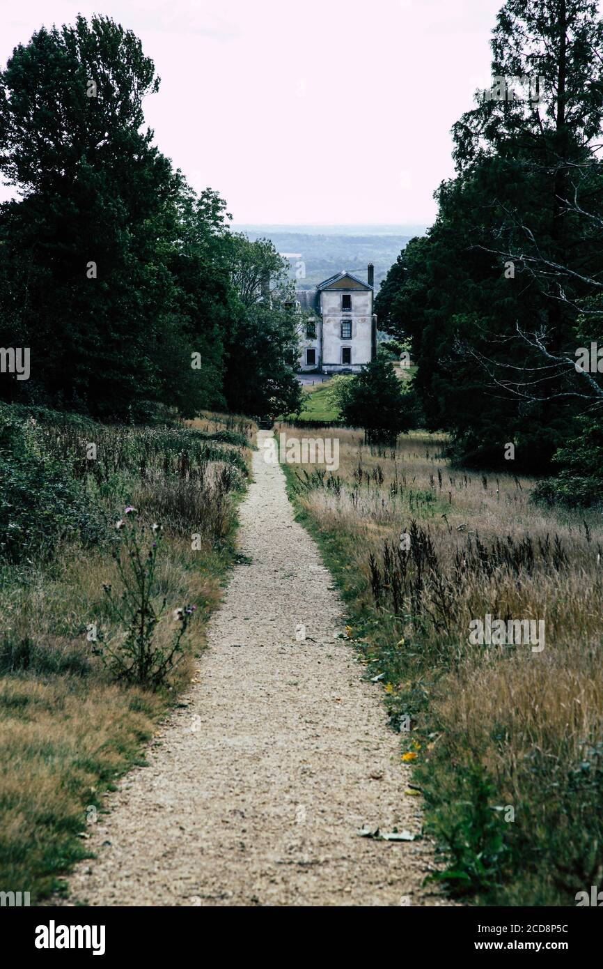 Leith Hill Place una torre gotica del XVIII secolo circondata da boschi può essere visto lungo un sentiero nelle Surrey Hills, Surrey, Inghilterra, Regno Unito, agosto 2020 Foto Stock