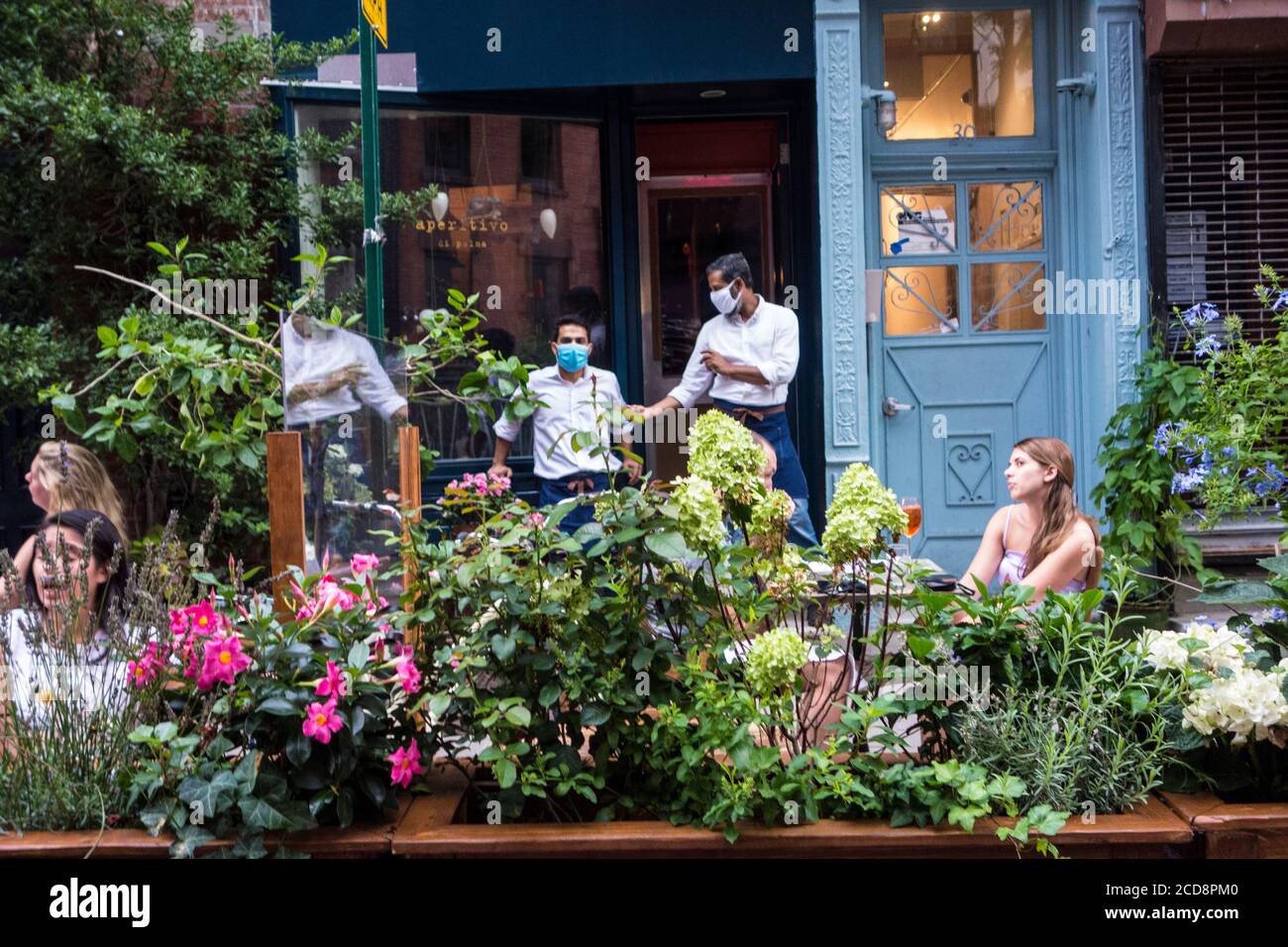 Posti a sedere all'aperto durante la pandemia del Covid 19 all'Aperitivo Restaurant in Cornelia Street a Greenwich Village, New York City, NY, USA Foto Stock