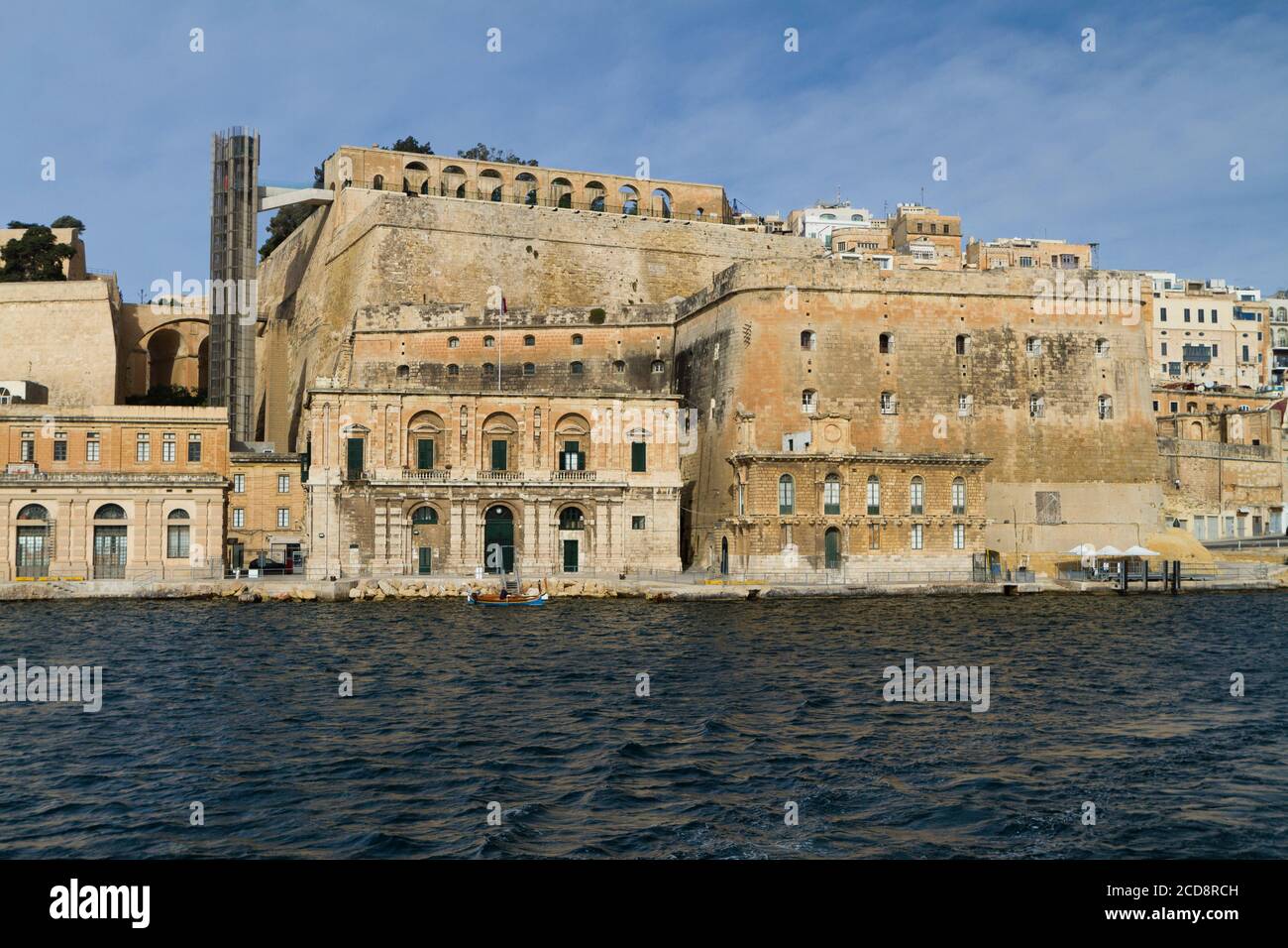 Lungomare di la Valletta e le mura della città con ascensore Barrakka visto dal Grand Harbour, Malta Foto Stock