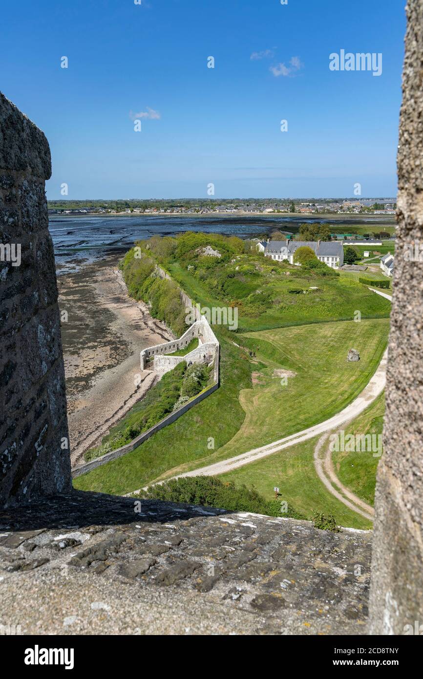 Francia, Manica, Saint-Vaast la Hougue, vista della Torre Vauban verso Saint-Vaast Foto Stock